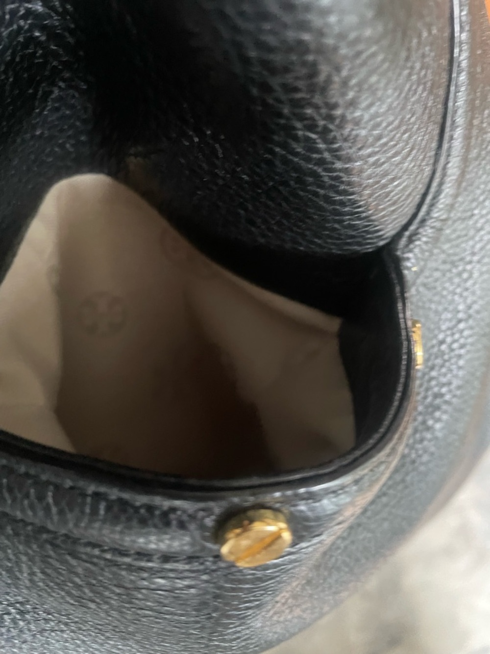 Tory Burch Black Leather Shoulder Bag with Gold Logo - Picture 8 of 12